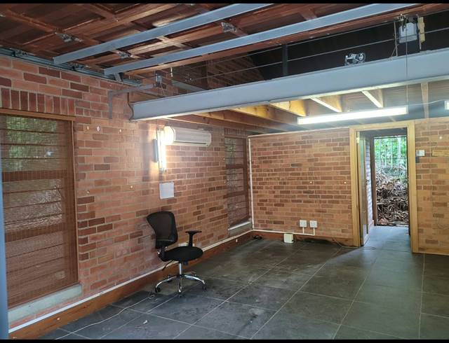 90M² OFFICE TO LET IN DAWNCLIFFE